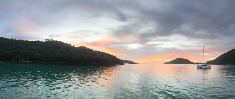 Seychelles au coucher de soleil en catamaran