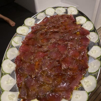 Cuisinier qui prépare un carpaccio de Thon jaune