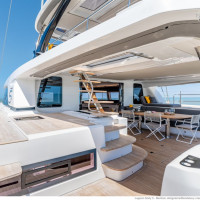 Le vaste cockpit du catamaran Lagoon Sixty 5