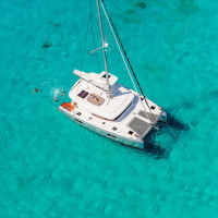 Lagoon 42, catamaran au mouillage