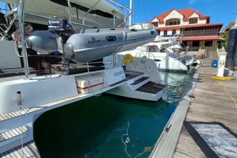 BLUESKIN - Lagoon 42