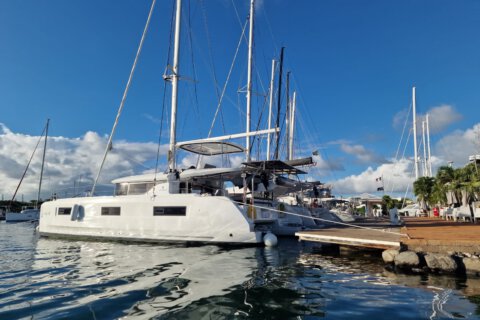 Catamaran Lagoon 46 au ponton de la marina aux Antilles