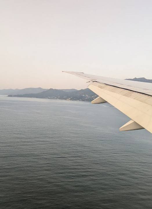 Avion en vol vers Mahé aux Seychelles