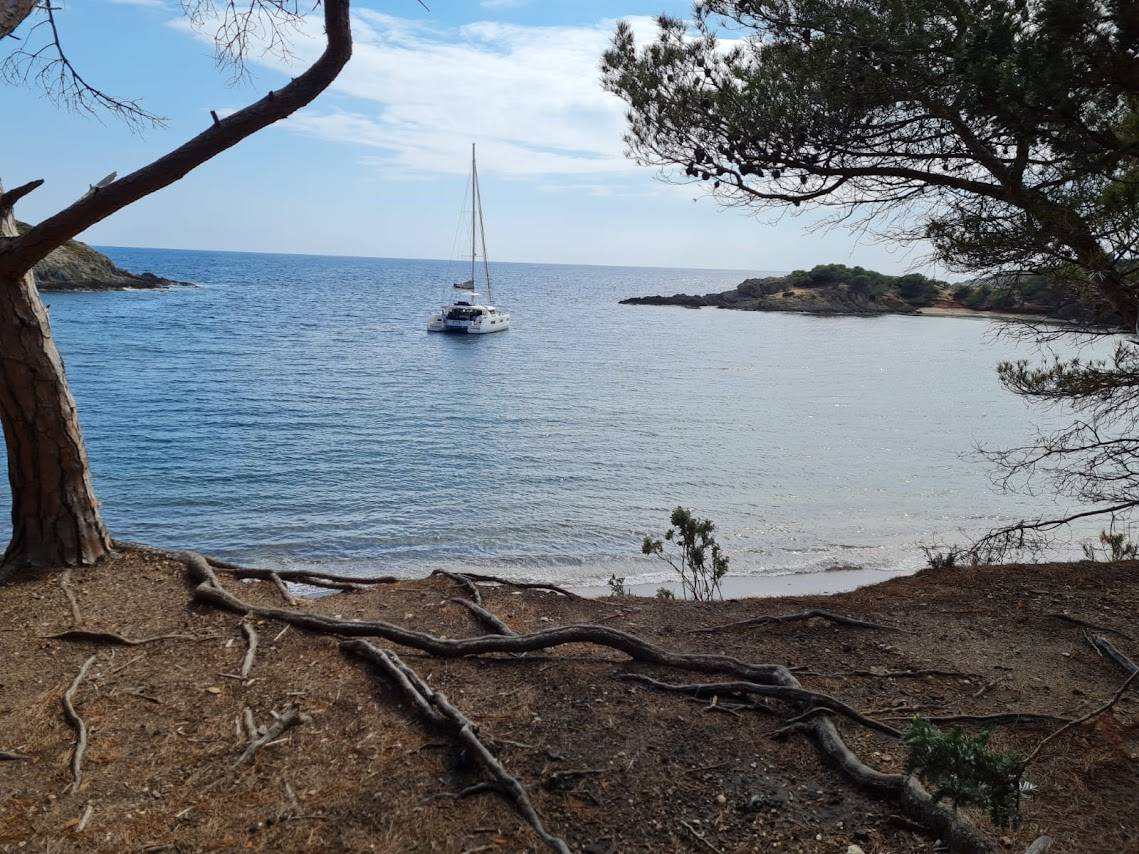 Catamaran en Sardaigne près de l'archipel de la Maddalena