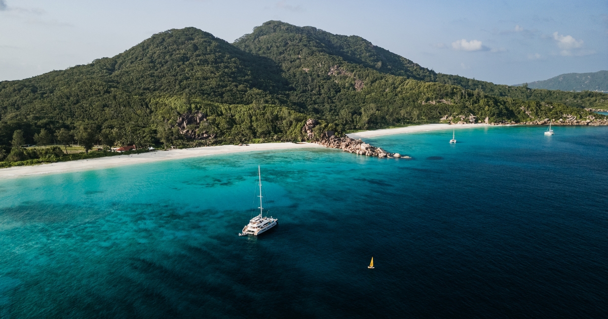 Catamaran Sailoé au mouillage devant une plage